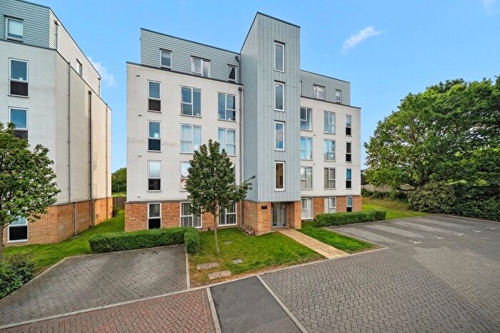2 Bedroom Flat For Sale In Addlestone, Surrey, KT15