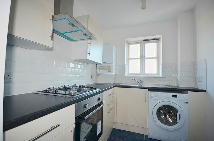 2 Bedroom Flat To Rent In Park Road, Crouch End, London, N8