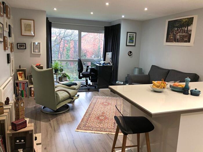 1 Bedroom Apartment To Rent In Mountfields, Clarendon Road, Leeds, LS2