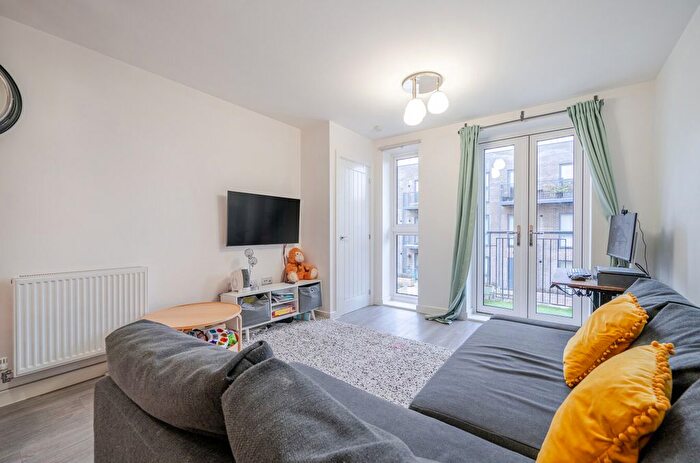 2 Bedroom Flat For Sale In Cox Terrace, Reading, Berkshire, RG1