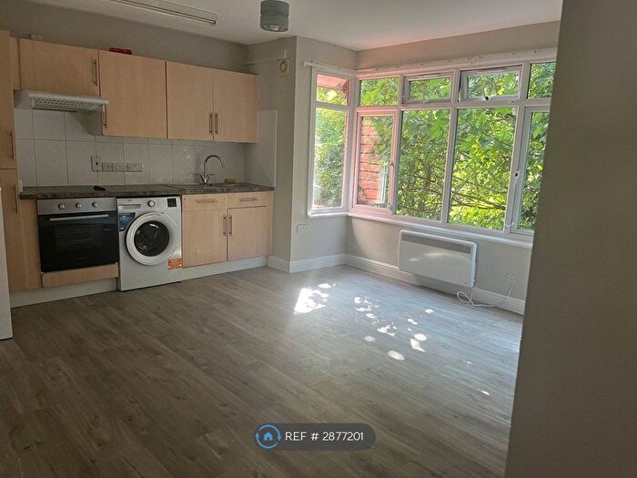 2 Bedroom Flat To Rent In Pomfret Avenue, Luton, LU2
