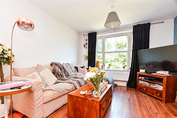 1 Bedroom Flat For Sale In Warren Road, Reigate, Surrey, RH2