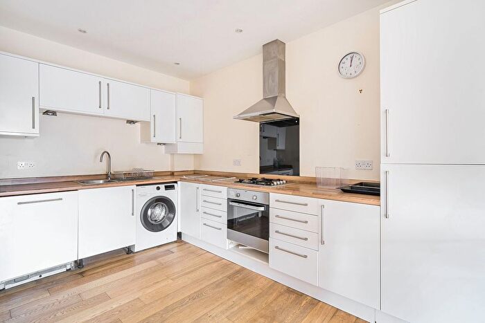 3 Bedroom Flat To Rent In Mitcham Lane, Streatham, London, SW16