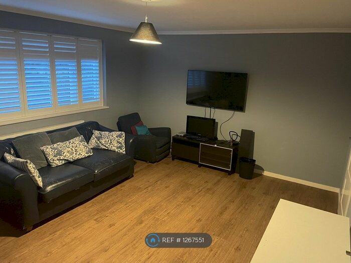 2 Bedroom Flat To Rent In Hayes, London, UB3