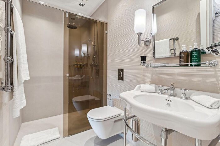 2 Bedroom Flat To Rent In Cadogan Square, London, SW1X