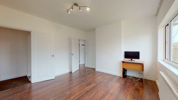 2 Bedroom Ground Flat To Rent In Regal Court, N18