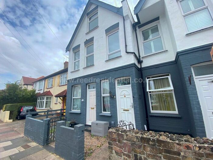 2 Bedroom Flat To Rent In Westcliff Park Drive, Westcliff On Sea, SS0