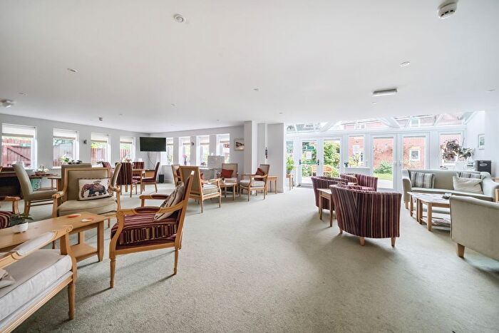 1 Bedroom Flat For Sale In Clover Leaf Court, Ackender Road, Alton, Hampshire, GU34