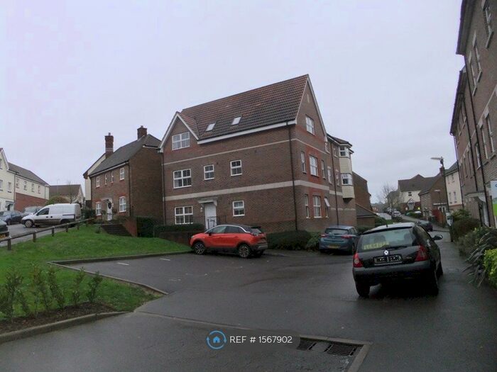 2 Bedroom Flat To Rent In Harwood Close, Codmore Hill, Pulborough, RH20