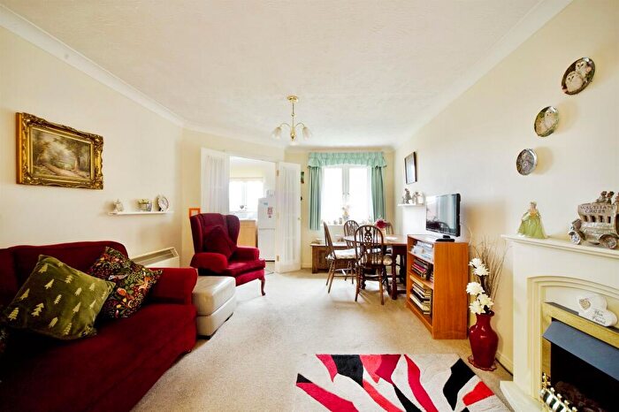 1 Bedroom Flat For Sale In High Street, Cheshunt, Waltham Cross, EN8