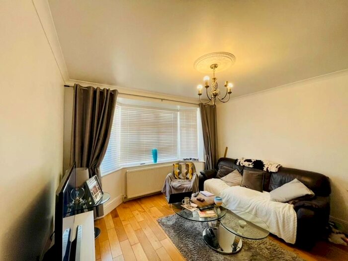 3 Bedroom Semi-Detached House To Rent In Meadway, Barnet, EN5