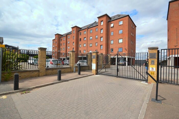 2 Bedroom Flat To Rent In Russell Quay, West Street, Gravesend, Kent, DA11