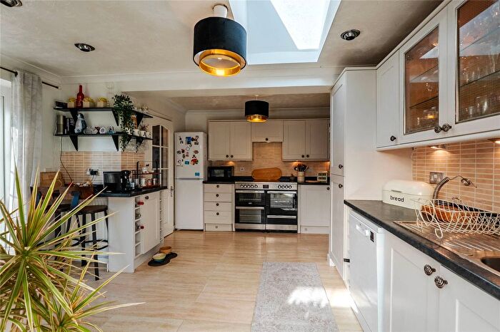 3 Bedroom Semi-Detached House For Sale In Buckwood Avenue, Dunstable, Bedfordshire, LU5