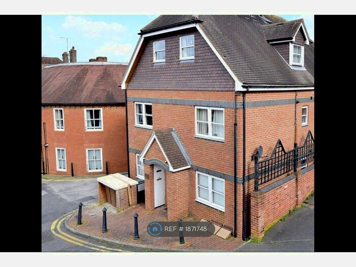 2 Bedroom Flat To Rent In Lower South Street, Godalming, GU7