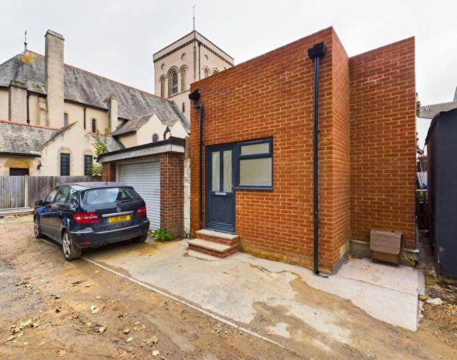 2 Bedroom Bungalow To Rent In London Road, East Grinstead, West Sussex, RH19