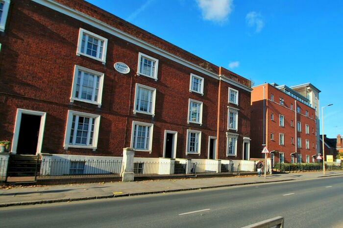 2 Bedroom Apartment For Sale In Regent Court, Reading, Berkshire, RG1