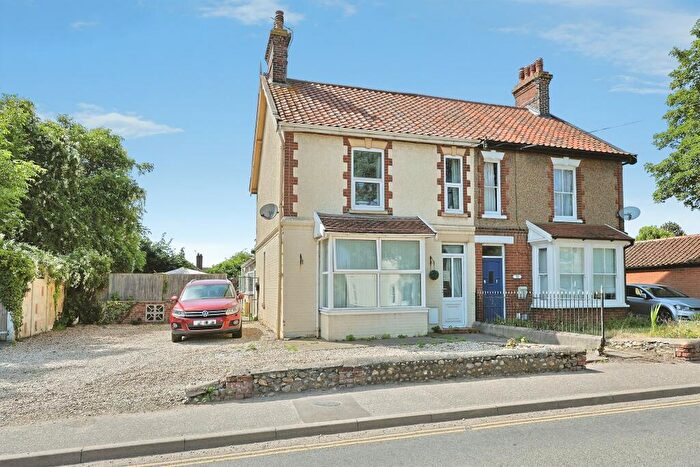 3 Bedroom Semi Detached House For Sale In Crown Road, Dereham, NR20