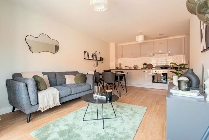 2 Bedroom Flat To Rent In Market Street, Newbury, RG14