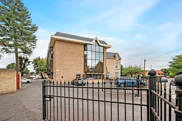 2 Bedroom Flat To Rent In Churchill House, London Road, Slough, SL3