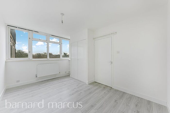 3 Bedroom Flat To Rent In Garratt Lane, London, SW17