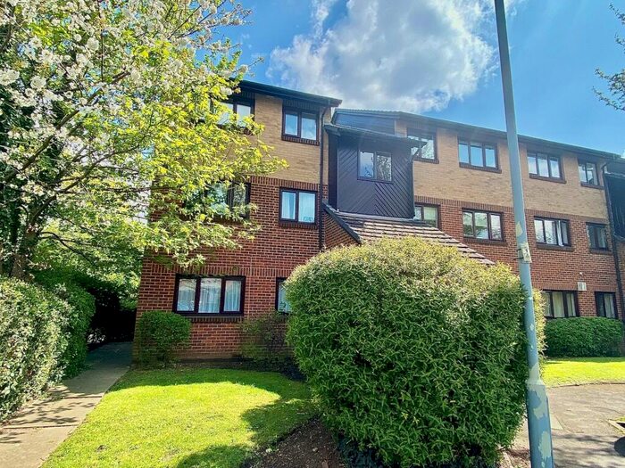 2 Bedroom Flat To Rent In Alders Close, Wanstead, E11