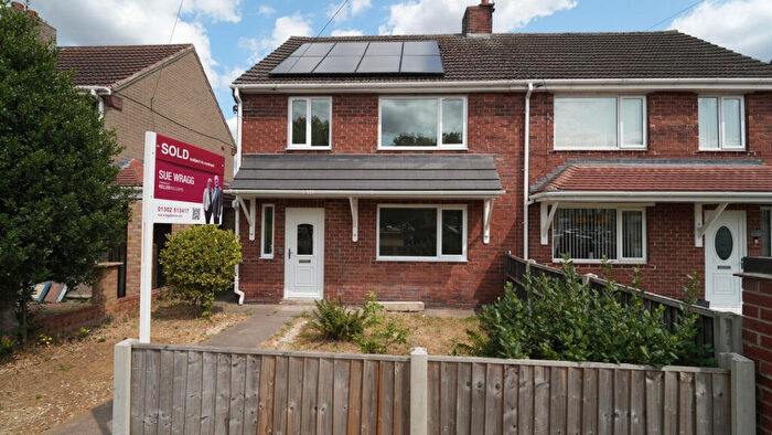 3 Bedroom Semi Detached House For Sale In Lansbury Avenue, New Rossington, DN11