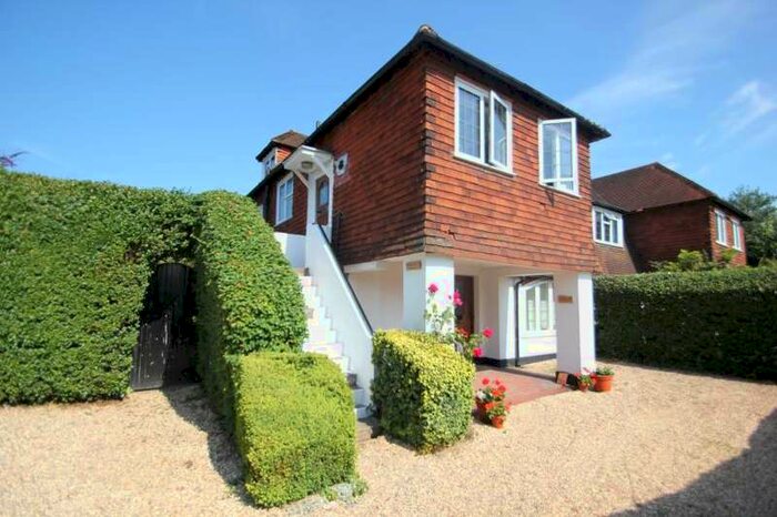 2 Bedroom Maisonette Flat To Rent In West Byfleet, KT14