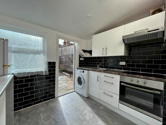 3 Bedroom Flat To Rent In Springfield Road, London, N15