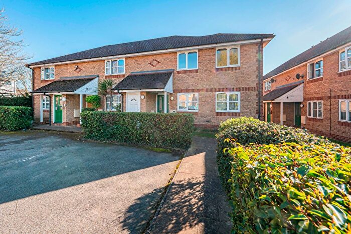 2 Bedroom Maisonette For Sale In Worcester Gardens, Slough, SL1