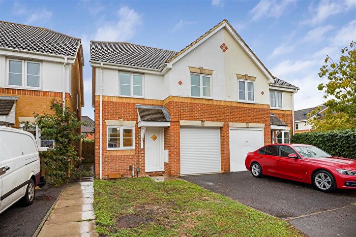 3 Bedroom Semi Detached House For Sale In Denbeigh Place, Reading, RG1