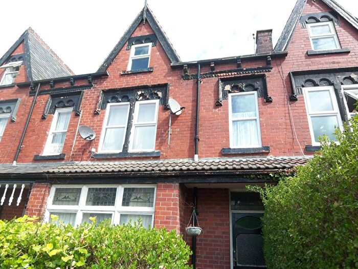 2 Bedroom Flat To Rent In Roman Grove, Leeds, West Yorkshire, Uk, LS8