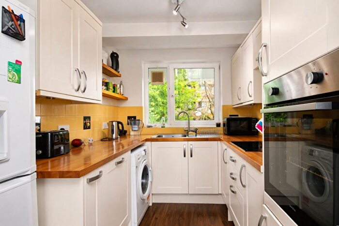 3 Bedroom Flat To Rent In Gibson Road, Lambeth, SE11