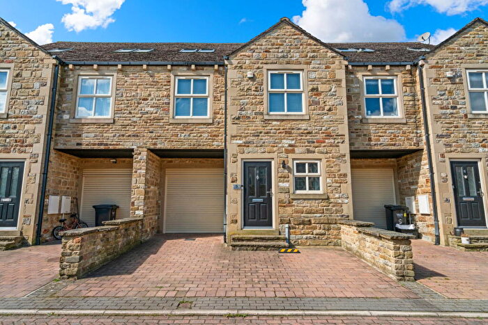 4 Bedroom Terraced House For Sale In Crossfields Close, Greetland, HX4