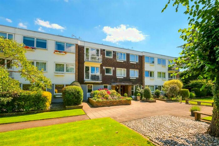 2 Bedroom Flat To Rent In Greenhill, Buckhurst Hill, IG9