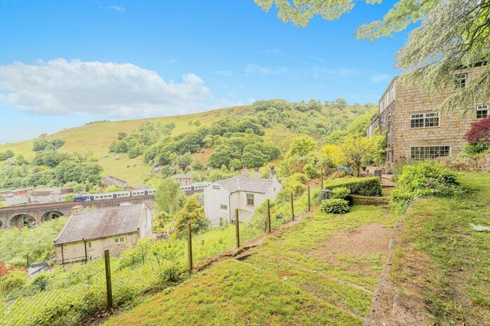 3 Bedroom End Of Terrace House For Sale In Knotts Road, Todmorden, OL14
