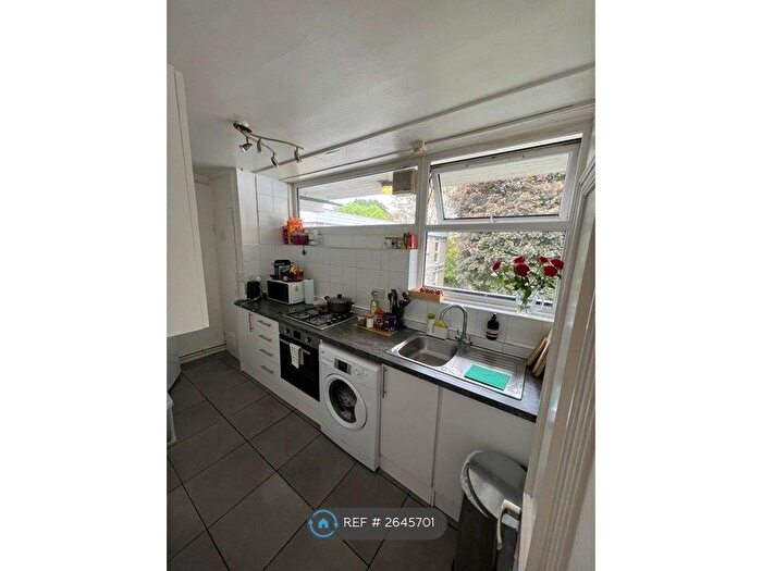 1 Bedroom Flat To Rent In Shepton Court, London, SW11