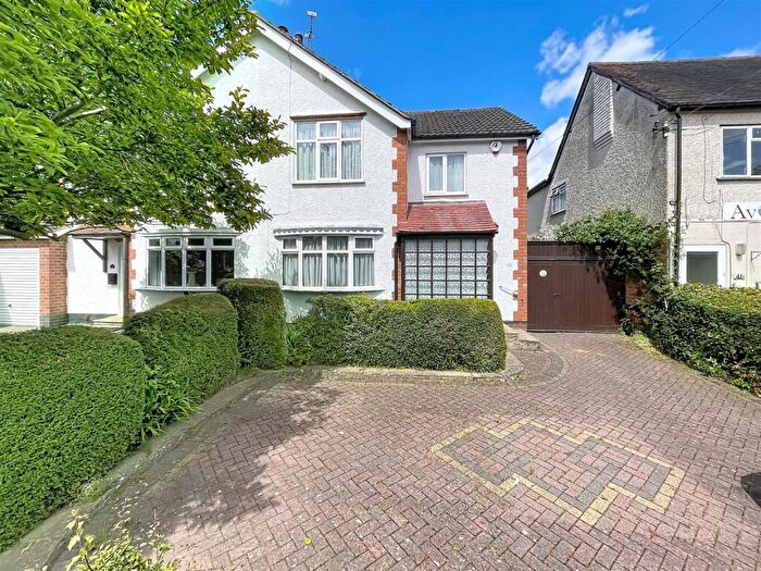 3 Bedroom Semi-Detached House For Sale In Birches Lane, Kenilworth, CV8
