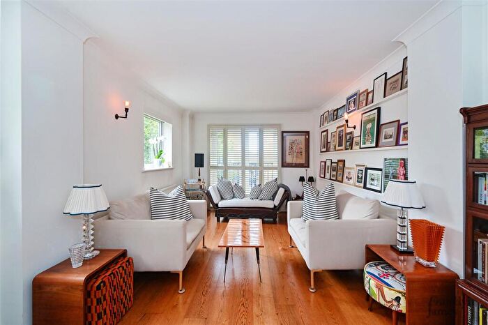 2 Bedroom Flat For Sale In Narrow Street, London, E14