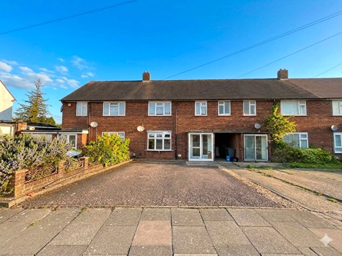 3 Bedroom Terraced House For Sale In Bolingbroke Road, Luton, Bedfordshire, LU1