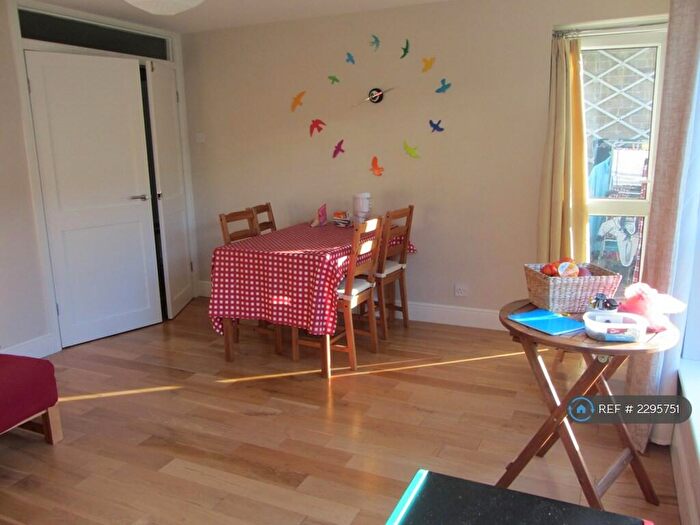 2 Bedroom Flat To Rent In Pulker Close, Oxford, OX4