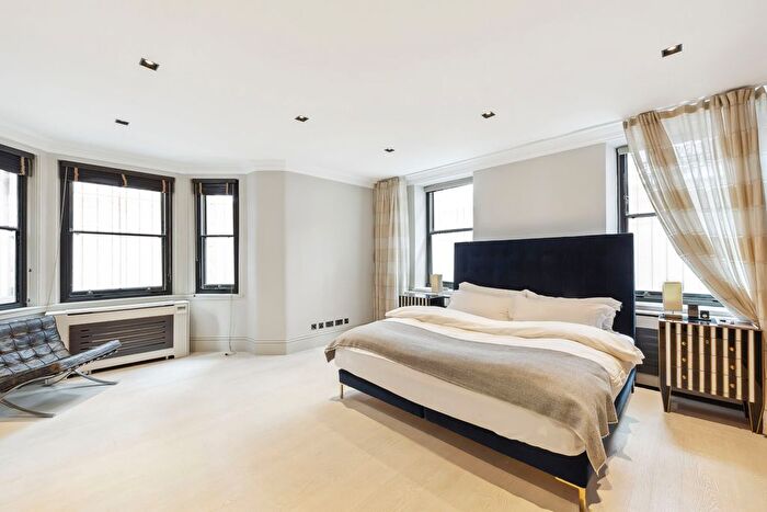 2 Bedroom Flat To Rent In Cadogan Square, London, SW1X