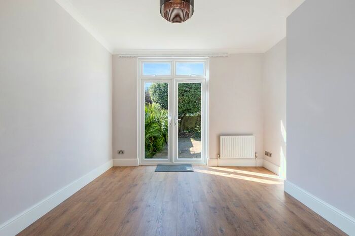 2 Bedroom Flat To Rent In Melrose Avenue, London, SW19