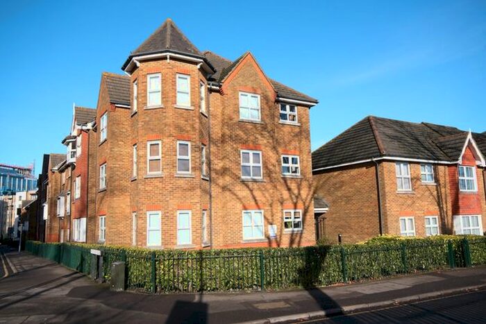 1 Bedroom Flat To Rent In Burleigh Gardens, Woking, GU21