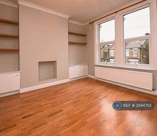 2 Bedroom Flat To Rent In Goldsmith Road, London, N11