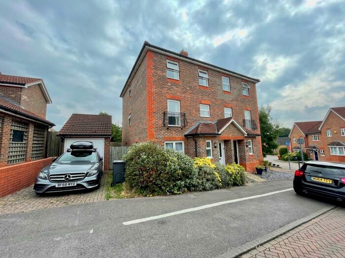 4 Bedroom Semi-Detached House To Rent In Overbecks, Newbury, RG14