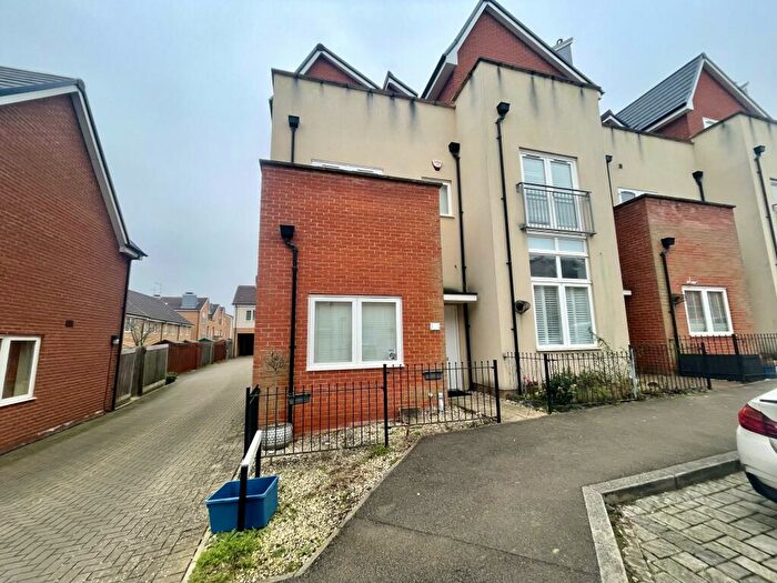 3 Bedroom House To Rent In Sinatra Drive, Oxley Park, Milton Keynes, MK4