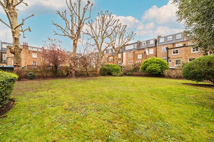 2 Bedroom Flat For Sale In Haarlem Road, London, W14