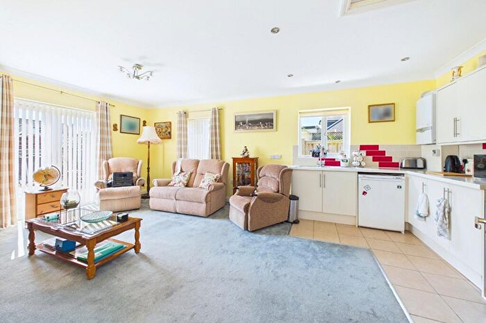 6 Bedroom Detached House For Sale In Insley Crescent, Broadstone, Dorset, BH18 - Photo 8