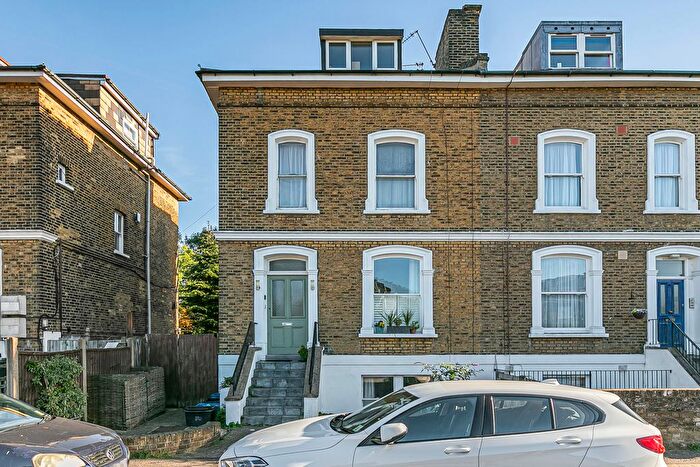 1 Bedroom Flat For Sale In Station Road, Twickenham, TW1