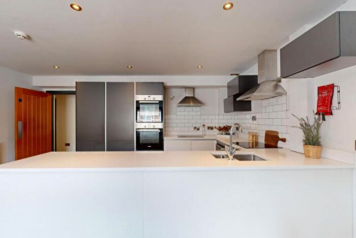 6 Bedroom Apartment To Rent In Hoods Hideout, - Houndsgate, NG1